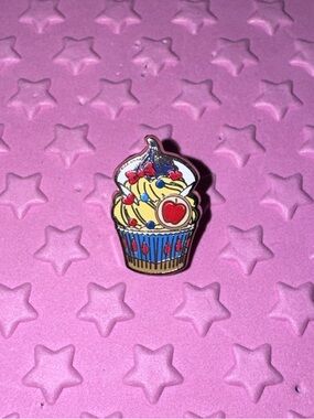 LE 100 PALM Micro Disney Princess Cupcake Chaser Pin - Snow White